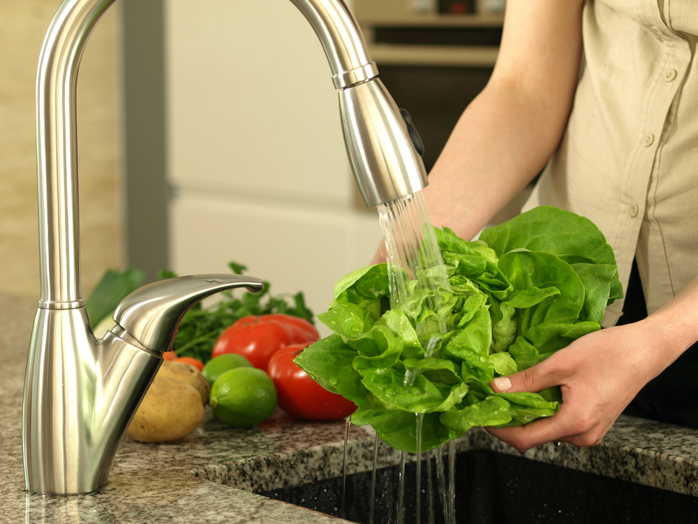 salade lavée dans un évier