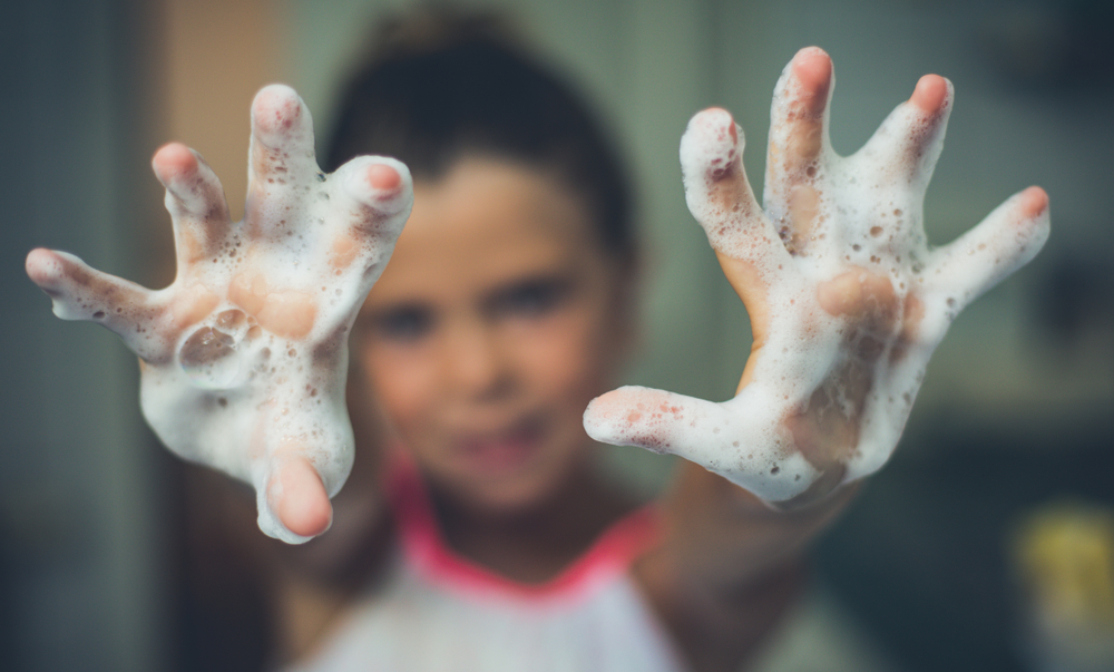photo des mains d'un enfant couvertes de savon